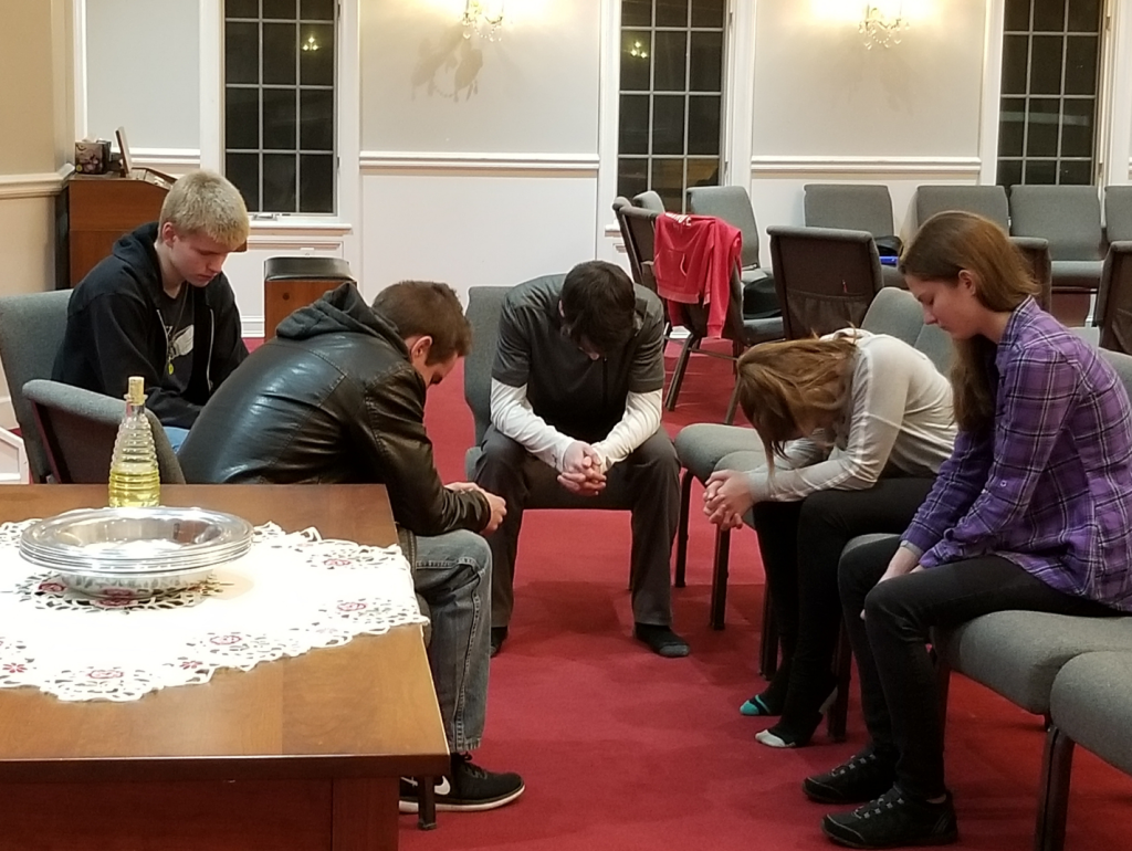 praying teens (1)
